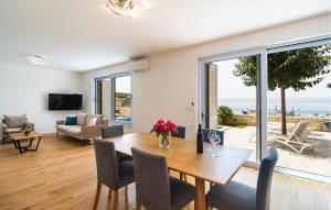 6 Bedroom Awesome Home In Sumartin