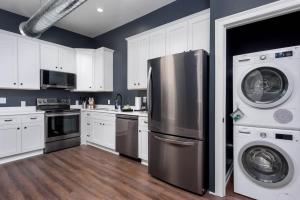 Flats on Front - Riverfront Gem Fast Wi-Fi 2F