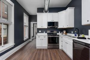 Flats on Front - Riverfront Gem Fast Wi-Fi 2F