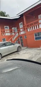 Finch Flat Balcony Apartment - 圣乔治