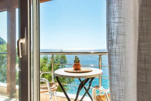 PotamSea Bliss 38- Beach Front, Sun Beds & Parking