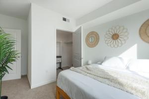 Beautiful 1BR Apt in Hollywood w Pool and Parking