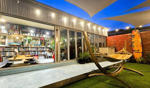 양철지붕위의 고양이Cat on a Hot Tin Roof