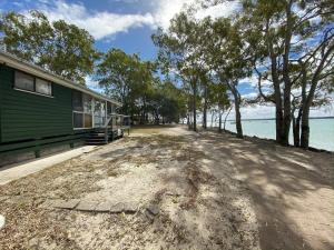 Stafford Hall - Burrum Heads- Riverfront- 3BR- Great Views
