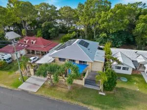 Sandy Feet Retreat - Waterfront - 4BR - Smart TV - WiFi - Howard