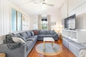 Cosy Queensland Charm - A Family, Friendly Cottage - Urangan