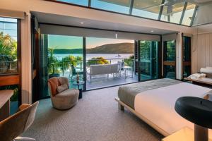 Yacht Club Villa 6 On Hamilton Island - oceanviews, 2 x buggies & valet service