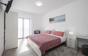 Awesome Apartment In Kolavici