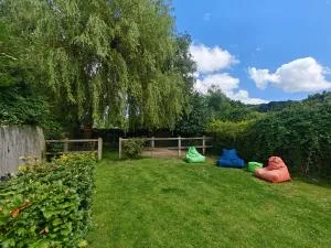 King Arthur's Rest - Sleeps 10 Hot Tub & Garden - South Cadbury