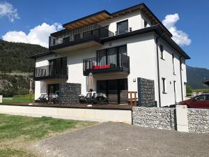 Deluxefort für 10 Gäste mit eigenem Whirlpool und Fasssauna