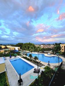 Apartamentos PRIVADOS 2 - 3 Habitaciones 4 Piscinas, 3 Jacuzzi, Sauna Cerca Aeropuerto Eden y Parque del Cafe por Molca Travel