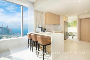 LUX Iconic Views at The Palm Tower Suite 3