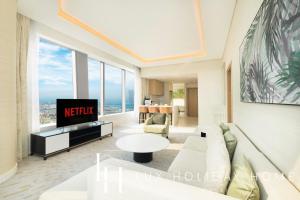 LUX Iconic Views at The Palm Tower Suite 3