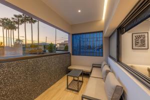 Hot Tub - 5 min to Beaches - Netflix - Full Kitchen