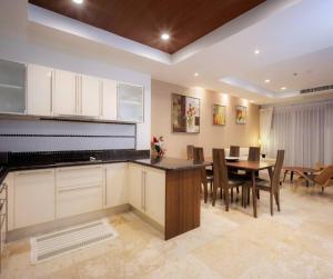 Seaview Condo with Large Pool - BAP1