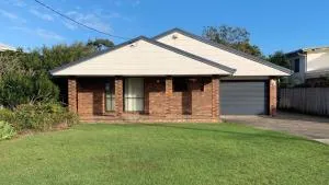Lowset pet friendly home, with room for a boat, Palm Ave, Bongaree - Sandstone Point