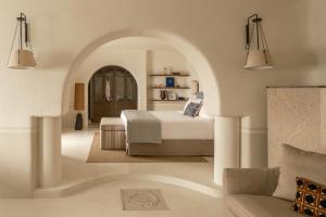 Grand Suite with Private Pool and Caldera View room in Homeric Poems