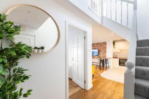 Modern CANAL VIEW Home, in City Centre, Sleeps 8