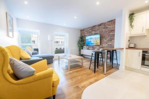 Modern CANAL VIEW Home, in City Centre, Sleeps 8 - 3-star hotels in Galway