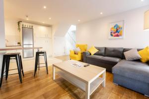Modern CANAL VIEW Home, in City Centre, Sleeps 8