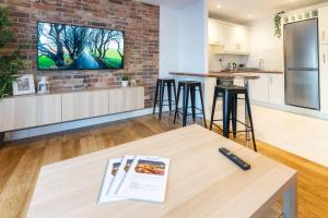 Modern CANAL VIEW Home, in City Centre, Sleeps 8