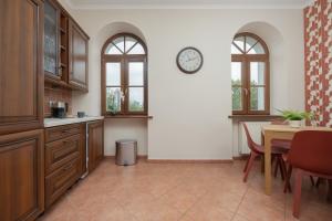 Spacious Filtry Apartment near Pola Mokotowskie by Noclegi Renters