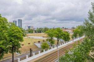 Spacious Filtry Apartment near Pola Mokotowskie by Noclegi Renters