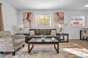 Heroes' Haven Cozy and Spacious Accommodation - Lancaster