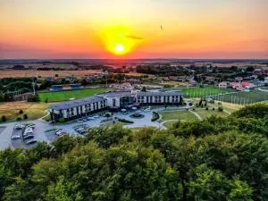 米斯特拉尔体育酒店 - Bychowo