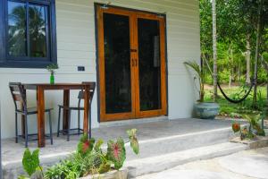 Behind the Temple Island Eco-Home 15min walk to Hin Kong Beach