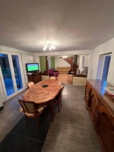 Venez respirer lair de la Campagne a 70 km de de lOcéan, Villers sur Mers , Deauville ..... Maison de 100 m² ,sur une parcelle de 2000 m² 3 chambres toutes refaites , 2 salles deau , 2 toilettes , cuisine équipées . tous refait a neuf