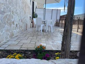 Brunello con veranda e piscina condivisa