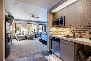 2782 Slopeside condo