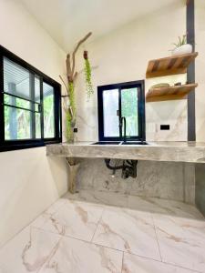 Behind the Temple Island Eco-Home 15min walk to Hin Kong Beach