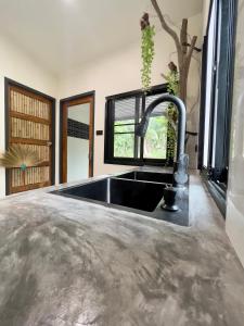 Behind the Temple Island Eco-Home 15min walk to Hin Kong Beach