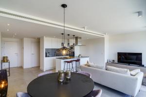 Modern 3B with Spa and Gym