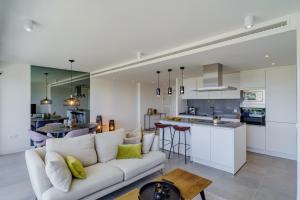 Modern 3B with Spa and Gym