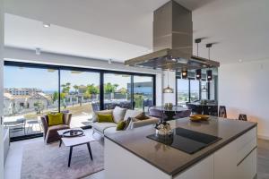 Modern 3B with Spa and Gym