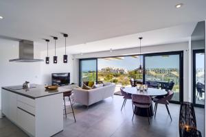 Modern 3B with Spa and Gym