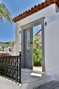 Captains House - Historical home in Hydra 1800