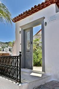 Captains House for 4 - Historical Home Hydra 1800