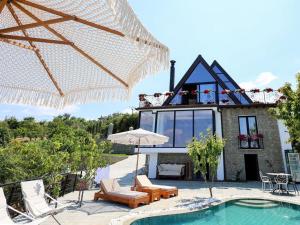 Sunrise House - Swimming Pool