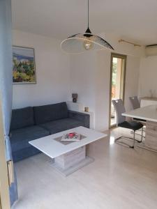 Charmant logement avec piscine de copropriété