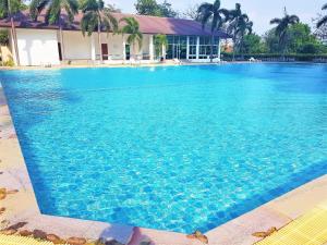 Fantastic Sea View Beach Condo - Sleeps 2