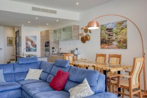 Lovely home with amazing balcony & communal pool by 360 Estates