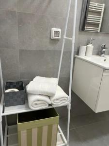 High-Rise Luxury Apartment with free parking