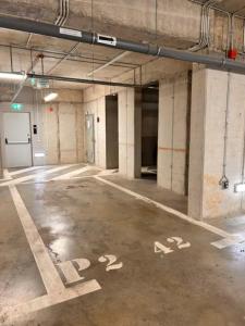 High-Rise Luxury Apartment with free parking