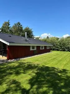Cozy Cottage With A Wilderness Hot Tub - Neder Lysabild