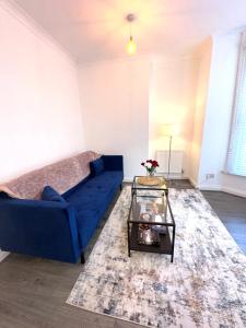 A modern 2 bedroom seaside apartment
