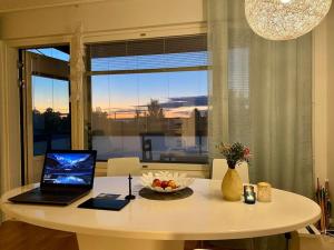 Uusi saunallinen kolmio järvinäkymällä